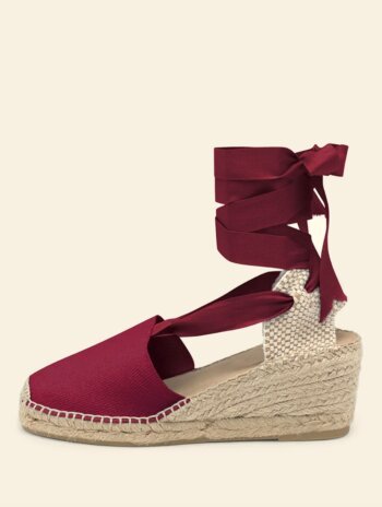 Alpargata de mujer cuña de 6 centímetros en color Granate con cintas, hecha a mano en España.