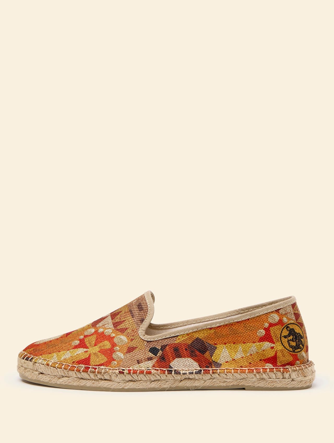 Alpargata Sagrada Familia Mujer | Barcemola | La Manual Alpargatera. Alpargata Sagrada Familia Mujer, una alpargata de la colección Barcemola, inspirada en la Sagrada Familia.