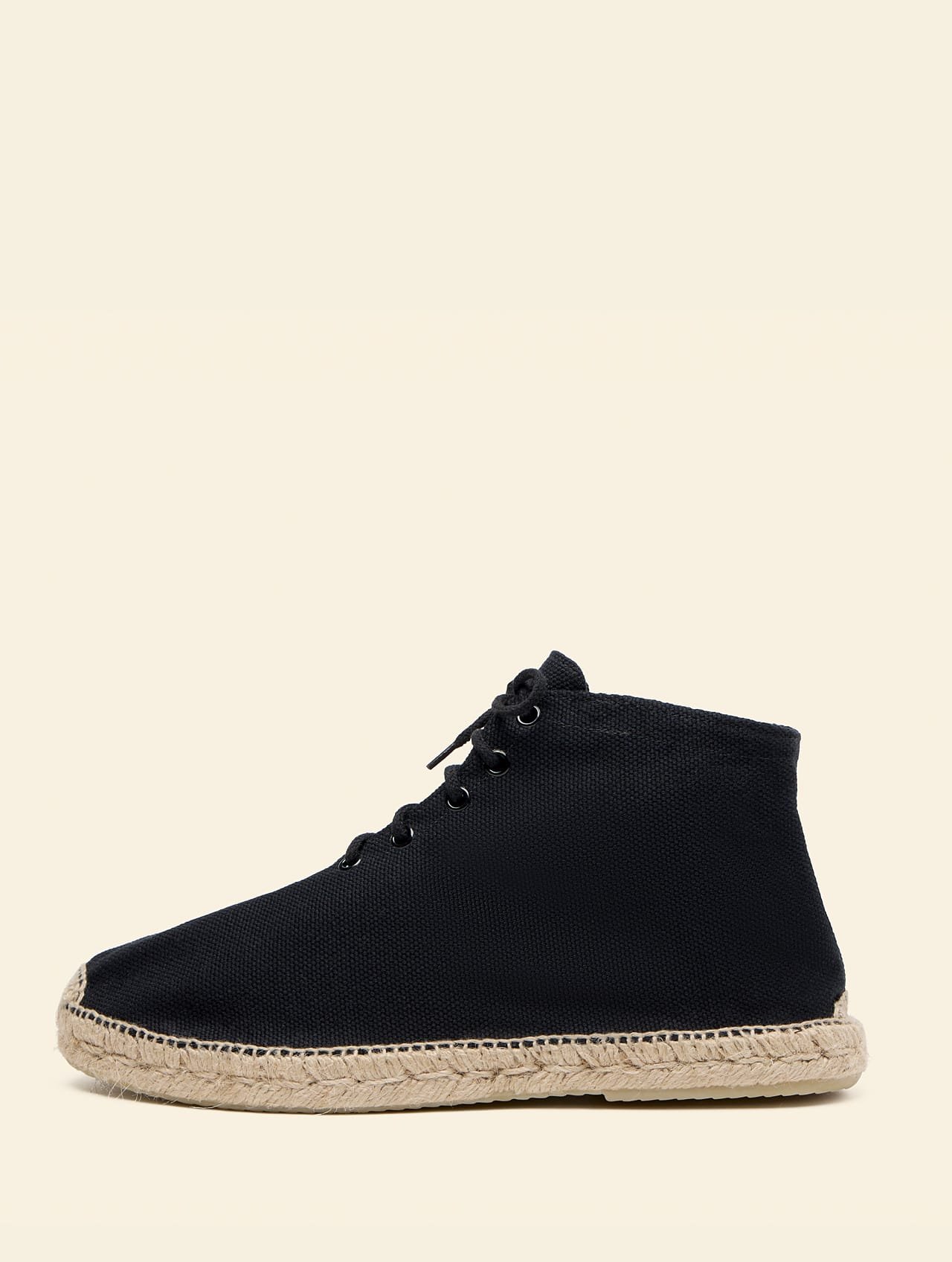 alpargata-tradicional-bota-negro-hombre-la-manual-barcelona Alpargata Bota tradicional, en color negro. Este modelo unisex es una alpargata con mucha historia, fabricado en La Manual Alpargatera, Barcelona.