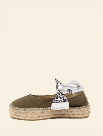 Alpargata plataforma Aitana, una alpargata para mujer, con bandana que se ata en un nudo al tobillo.