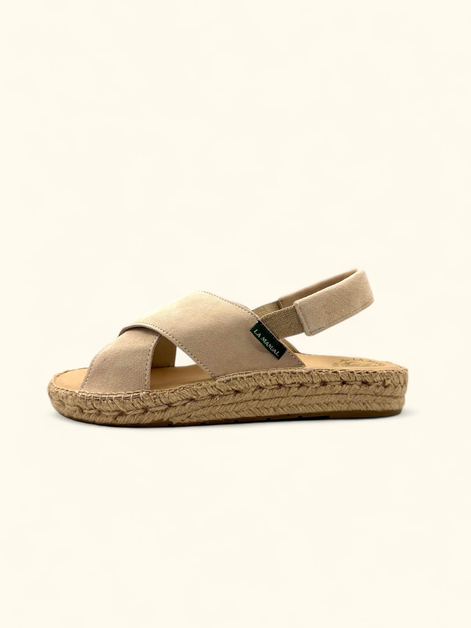 Alpargata de mujer Modelo Marina | La Manual Alpargatera Barcelona Alpargata para mujer modelo Marina, fabricado en ante de color arena, modelo cruzado, con suela anatómica de yute y plantilla acolchada.
