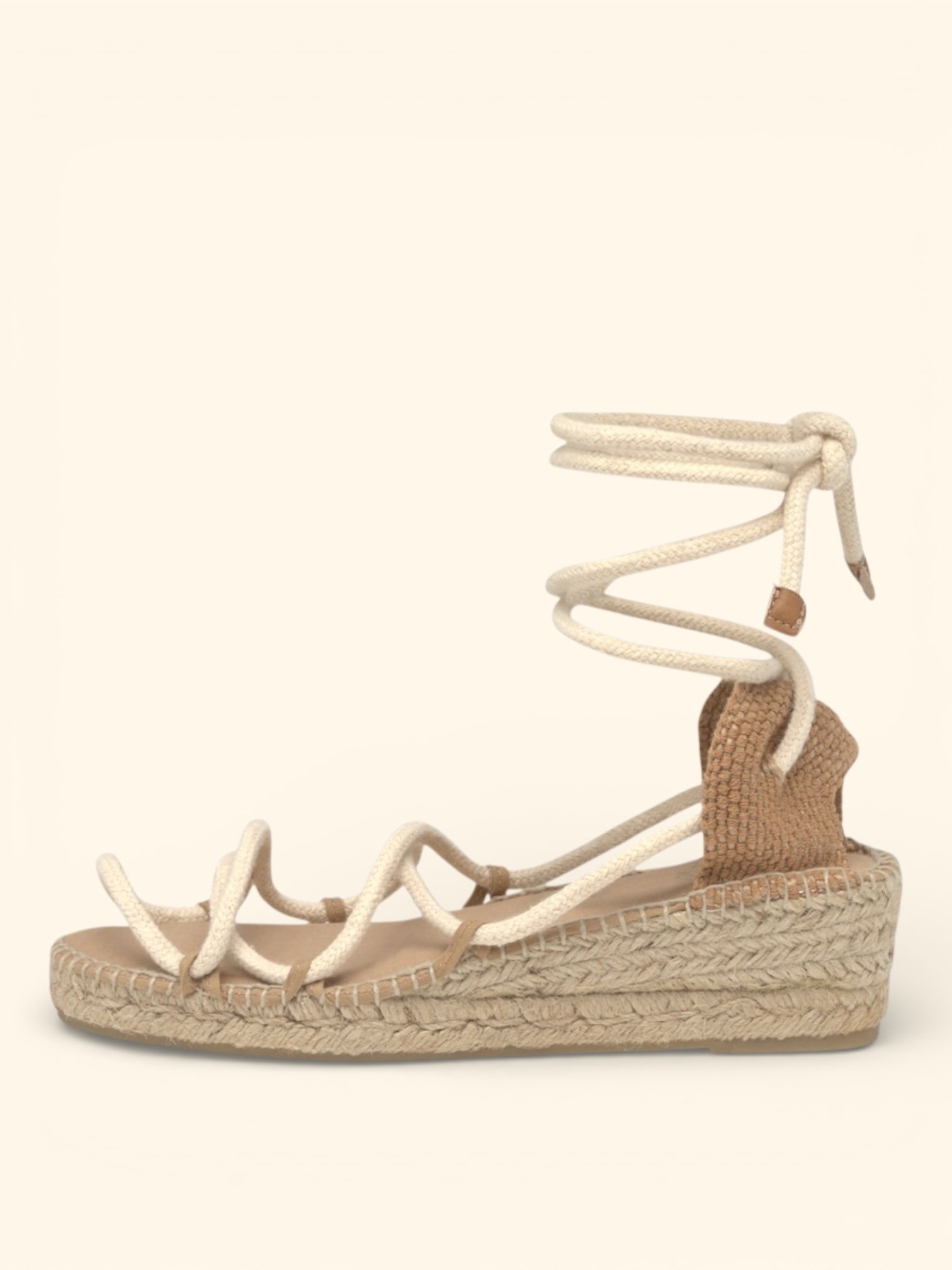 Alpargata de mujer con cuña tipo romana en color crudo | La Manual Alpargatera | Barcelona Alpargata de mujer Port con cuña tipo romana con cordones de algodón para atar a la pierna, color crudo.